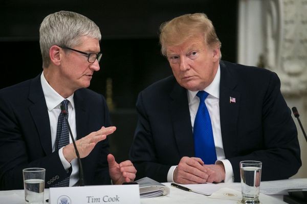 CEO Apple Tim Cook kể khó về Samsung với Tổng thống Mỹ Donald Trump - Ảnh 1.