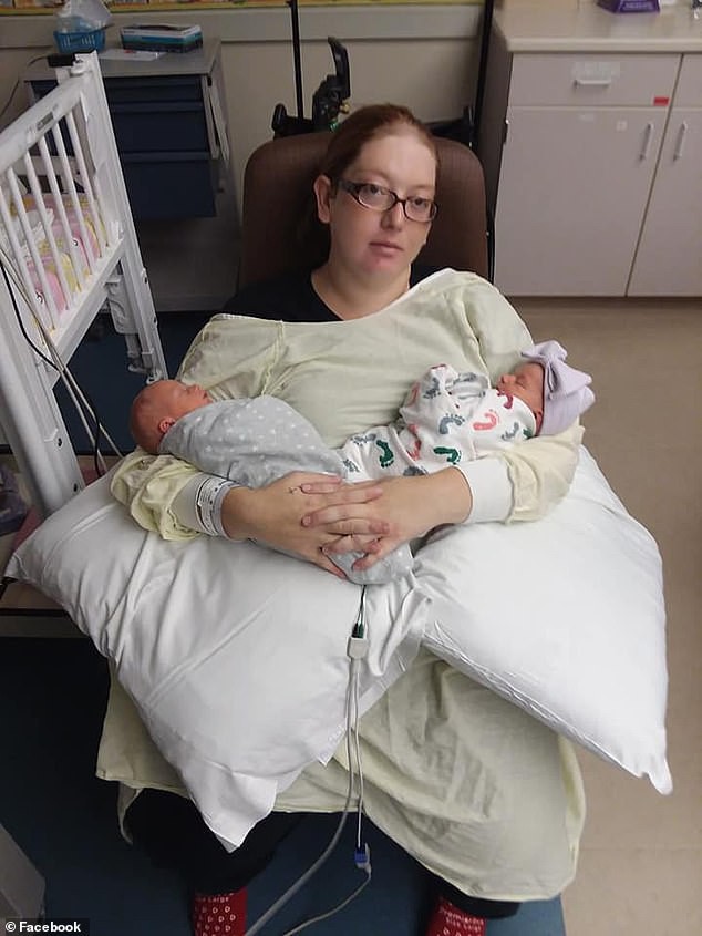 Đau bụng quằn quại tưởng sỏi thận, bà mẹ đến bệnh viện rồi sinh liền 3 con, mang thai 3 hơn 8 tháng mà không hay biết - Ảnh 2.