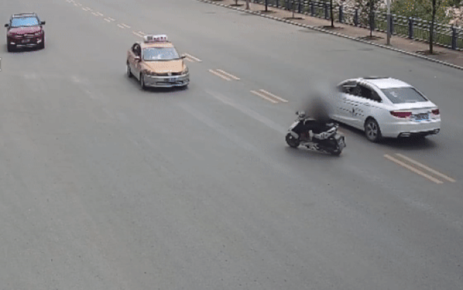 Qua đường không chú ý, tài xế xe máy nhào lộn 2 vòng trên không trung vì bị xe hơi đâm trúng - Ảnh 2.