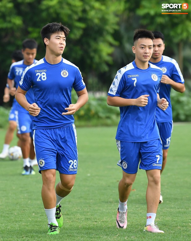 Sau Duy Mạnh, đến lượt Văn Kiên khiến các fan Hà Nội FC thót tim khi nhăn nhó vì đau trên sân tập - Ảnh 1.