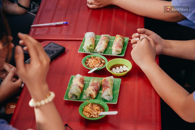 Sài Gòn: Ghé qua quán ăn vặt số 47 để tìm về kí ức tuổi thơ và nghe cô chủ quán tính tiền như đọc rap - Ảnh 15.