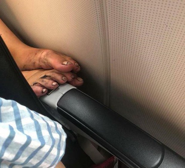 Ảnh kém sang: Nữ hành khách nằm ngửa trên ghế máy bay, khoe nguyên cặp giò về phía người ngồi cạnh - Ảnh 4.