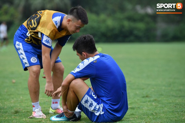 Sau Duy Mạnh, đến lượt Văn Kiên khiến các fan Hà Nội FC thót tim khi nhăn nhó vì đau trên sân tập - Ảnh 4.