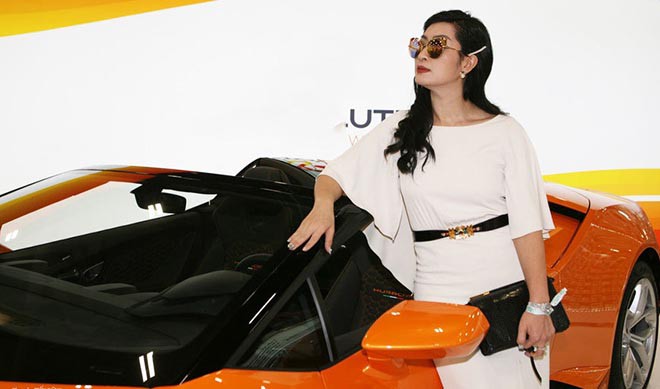 Nguyễn Hồng Nhung khoe dáng bên siêu xe 16 tỷ đồng, tiết lộ thu nhập khủng tại Mỹ - Ảnh 2.