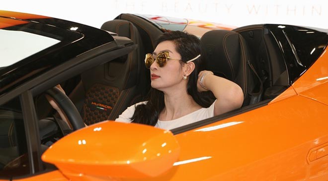 Nguyễn Hồng Nhung khoe dáng bên siêu xe 16 tỷ đồng, tiết lộ thu nhập khủng tại Mỹ - Ảnh 4.