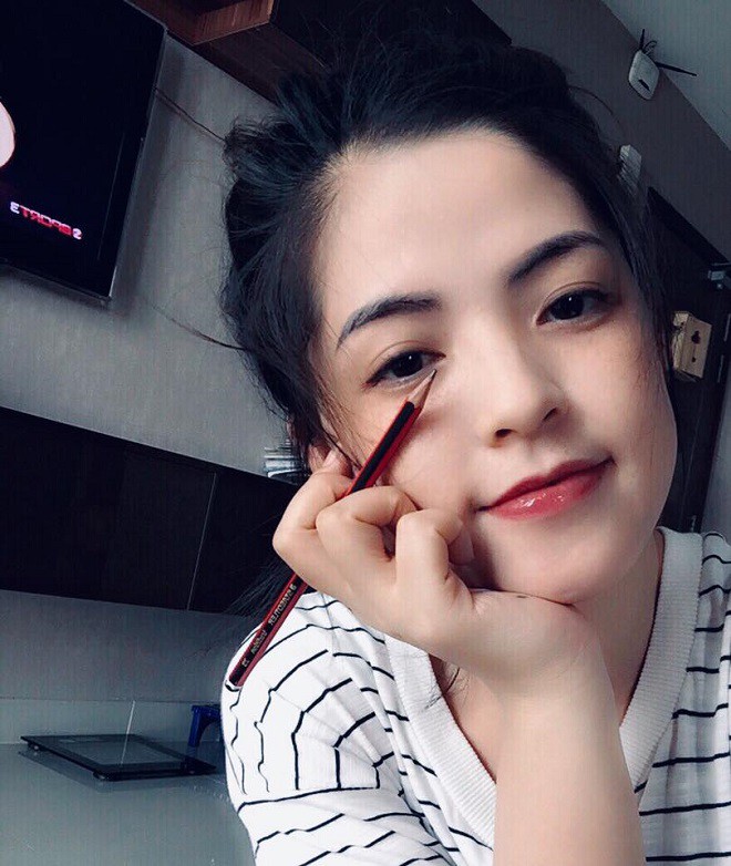 Nhan sắc xinh đẹp của vợ đạo diễn Vua bánh mì: Mẹ hai con mà ngỡ hot girl 18 tuổi - Ảnh 4.