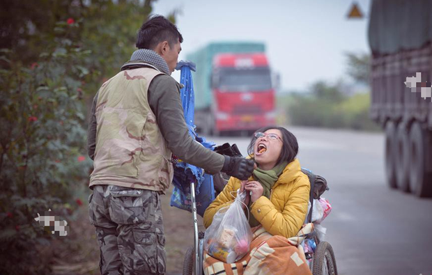 Xe lăn, xe đạp và một chú chó: Hành trình tình yêu gây sốt MXH từ hai con người phi thường - Ảnh 2.