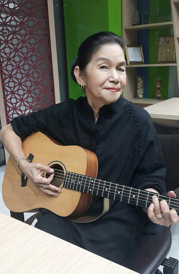 Cụ bà 70 tuổi vừa ôm đàn vừa hát, nổi tiếng khắp mạng xã hội hôm qua và câu chuyện truyền cảm hứng đằng sau - Ảnh 3.