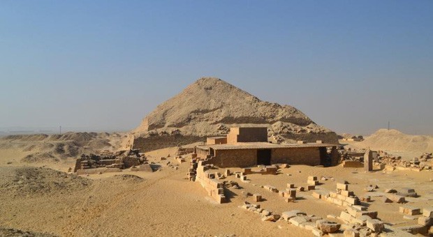 Chuyện gì đã xảy ra trong thời khắc được xem là đen tối nhất lịch sử Ai Cập, gây nên cái chết đẫm máu của 60 chiến binh trong ngôi mộ 4.000 năm tuổi? - Ảnh 2.