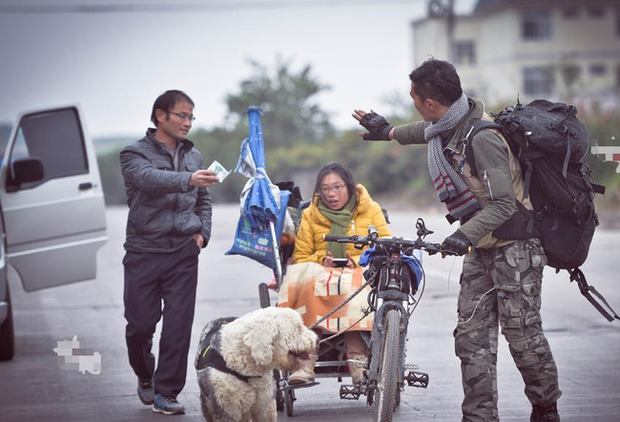 Xe lăn, xe đạp và một chú chó: Hành trình tình yêu gây sốt MXH từ hai con người phi thường - Ảnh 3.
