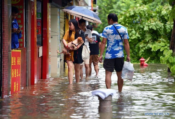 Bão Wipha đổ bộ, đường phố Trung Quốc biến thành sông - Ảnh 6.