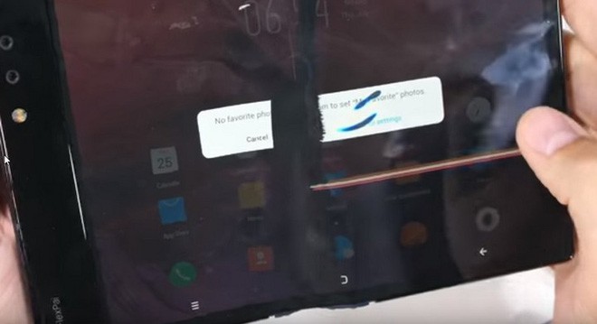 Bất ngờ với độ bền của smartphone màn hình gập Royole FlexPai trước các bài tra tấn với dao, lửa và bẻ cong - Ảnh 10.