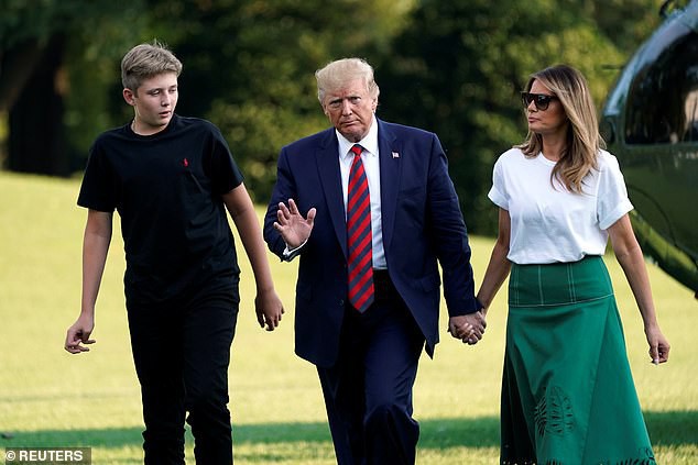 Cậu út nhà Tổng thống Trump xuất hiện bên cha mẹ, trở lại Nhà Trắng với ngoại hình thay đổi đáng kinh ngạc - Ảnh 2.