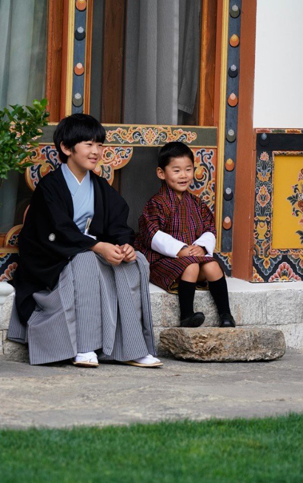 Hoàng hậu Bhutan đọ sắc Thái tử phi Nhật Bản nhưng 2 Hoàng tử nhỏ mới là tâm điểm chú ý, khiến người dùng mạng rần rần - Ảnh 9.