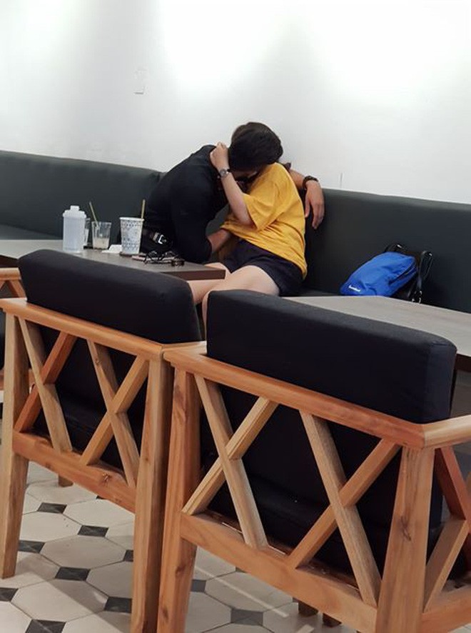 Nóng mắt cảnh nam thanh niên vô tư ôm hôn, thò tay mò mẫm dưới áo bạn gái ngay giữa quán cà phê ở Sài Gòn - Ảnh 2.
