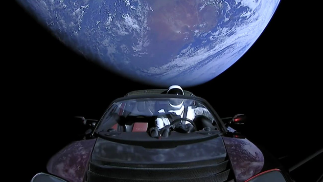 Chiếc Tesla Roadster mà SpaceX phóng lên vũ trụ năm ngoái vừa hoàn thành một vòng quanh... Mặt Trời - Ảnh 1.