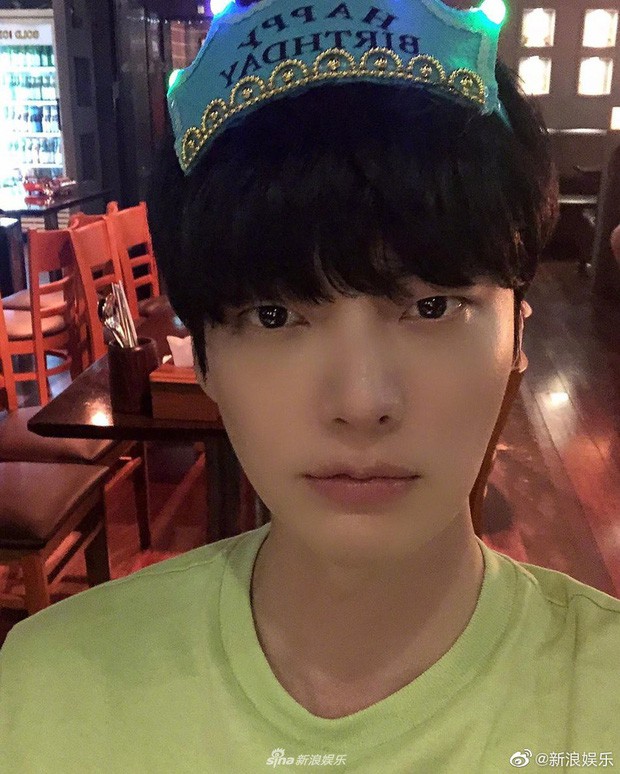 Lộ ảnh Ahn Jae Hyun một mình ngồi giữa 3 cô gái xinh đẹp đón sinh nhật gây xôn xao: Bằng chứng ngoại tình là đây? - Ảnh 1.