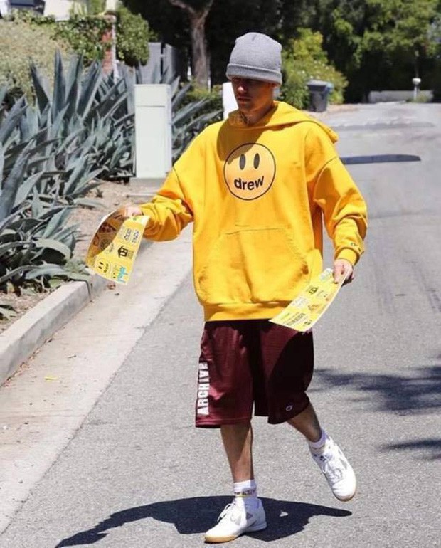 Tá hoả hình ảnh Justin Bieber đi phát tờ rơi dưới phố khiến fan phải thốt lên: “Hết thời rồi nên phải kiếm sống thế này sao?” - Ảnh 2.