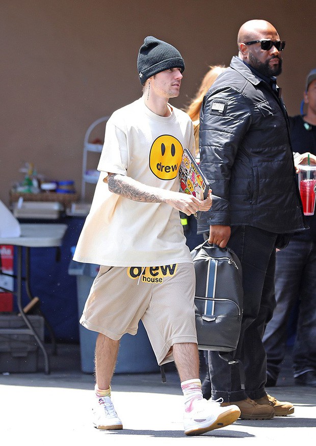 Tá hoả hình ảnh Justin Bieber đi phát tờ rơi dưới phố khiến fan phải thốt lên: “Hết thời rồi nên phải kiếm sống thế này sao?” - Ảnh 3.