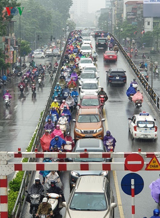 Nhiều tuyến đường ở Hà Nội kẹt cứng vì cơn mưa sáng sớm - Ảnh 9.