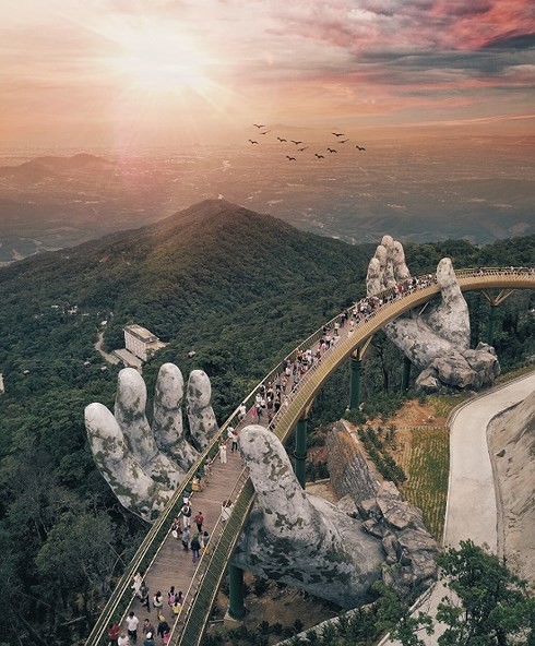 Nhìn lại những khoảnh khắc đẹp vi diệu của cây cầu nổi tiếng nhất Việt Nam - Ảnh 1.