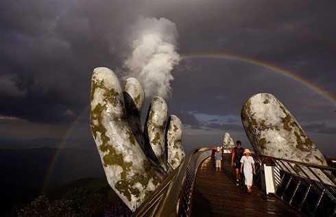 Nhìn lại những khoảnh khắc đẹp vi diệu của cây cầu nổi tiếng nhất Việt Nam - Ảnh 2.