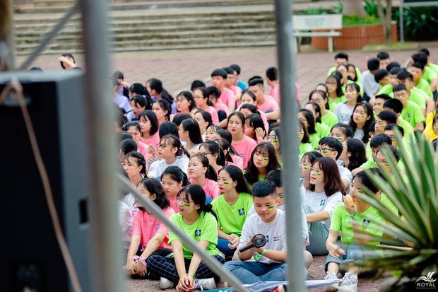 Dân mạng phát sốt trước màn flashmob chất ngất chào ma mới: Ngày xưa mới vào trường đi vệ sinh còn sợ nữa là cùng nhau nhảy! - Ảnh 2.