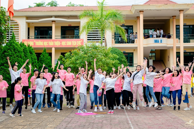 Dân mạng phát sốt trước màn flashmob chất ngất chào ma mới: Ngày xưa mới vào trường đi vệ sinh còn sợ nữa là cùng nhau nhảy! - Ảnh 3.