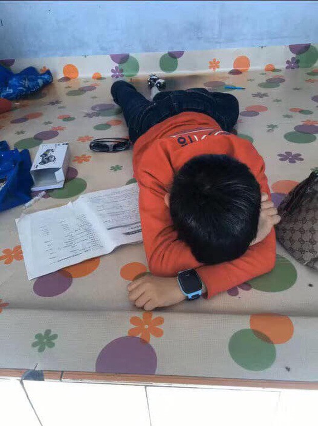 Cậu bé khóc lóc vì bài tập làm gần xong bỗng dưng mất hết chữ, dân mạng cười không nhặt được miệng khi biết lý do - Ảnh 3.