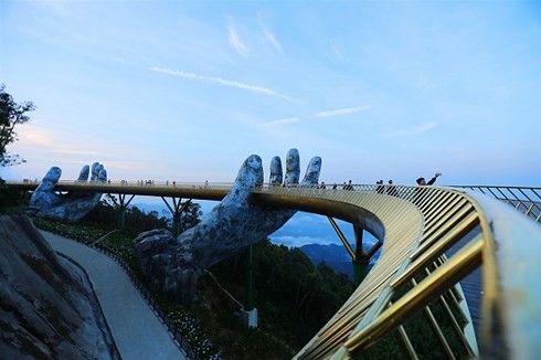 Nhìn lại những khoảnh khắc đẹp vi diệu của cây cầu nổi tiếng nhất Việt Nam - Ảnh 3.