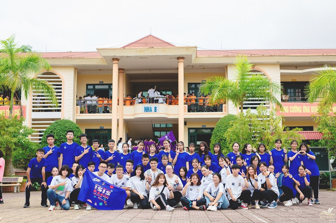 Dân mạng phát sốt trước màn flashmob chất ngất chào ma mới: Ngày xưa mới vào trường đi vệ sinh còn sợ nữa là cùng nhau nhảy! - Ảnh 4.