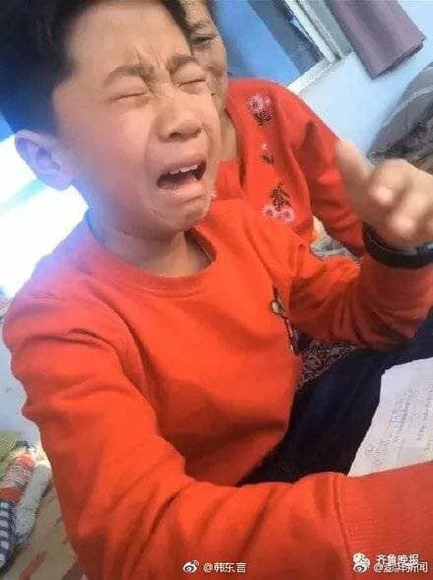 Cậu bé khóc lóc vì bài tập làm gần xong bỗng dưng mất hết chữ, dân mạng cười không nhặt được miệng khi biết lý do - Ảnh 4.