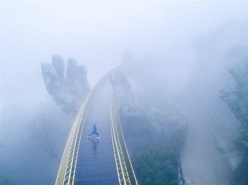 Nhìn lại những khoảnh khắc đẹp vi diệu của cây cầu nổi tiếng nhất Việt Nam - Ảnh 4.
