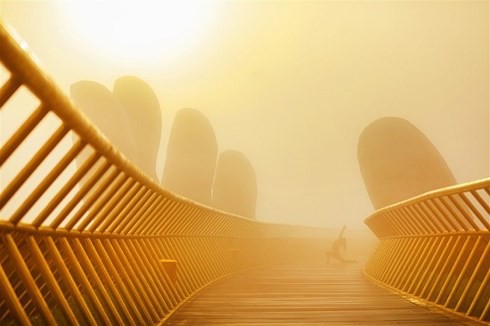 Nhìn lại những khoảnh khắc đẹp vi diệu của cây cầu nổi tiếng nhất Việt Nam - Ảnh 5.