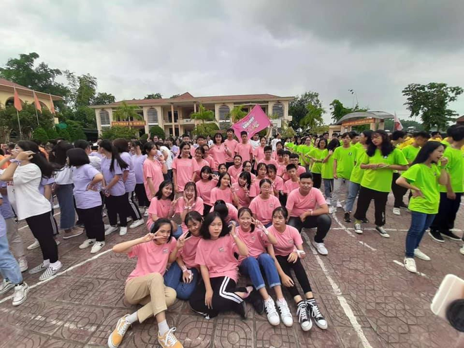 Dân mạng phát sốt trước màn flashmob chất ngất chào ma mới: Ngày xưa mới vào trường đi vệ sinh còn sợ nữa là cùng nhau nhảy! - Ảnh 6.