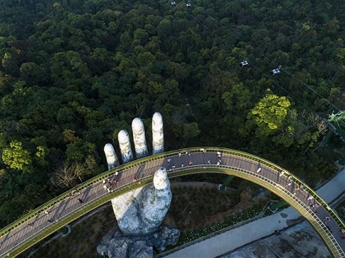 Nhìn lại những khoảnh khắc đẹp vi diệu của cây cầu nổi tiếng nhất Việt Nam - Ảnh 6.