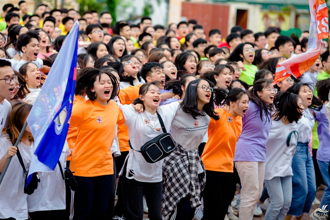 Dân mạng phát sốt trước màn flashmob chất ngất chào ma mới: Ngày xưa mới vào trường đi vệ sinh còn sợ nữa là cùng nhau nhảy! - Ảnh 7.