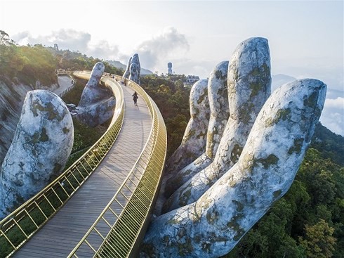 Nhìn lại những khoảnh khắc đẹp vi diệu của cây cầu nổi tiếng nhất Việt Nam - Ảnh 7.