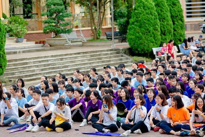 Dân mạng phát sốt trước màn flashmob chất ngất chào ma mới: Ngày xưa mới vào trường đi vệ sinh còn sợ nữa là cùng nhau nhảy! - Ảnh 8.