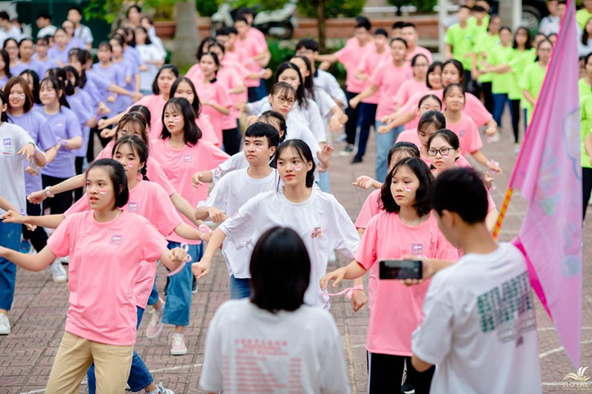 Dân mạng phát sốt trước màn flashmob chất ngất chào ma mới: Ngày xưa mới vào trường đi vệ sinh còn sợ nữa là cùng nhau nhảy! - Ảnh 9.