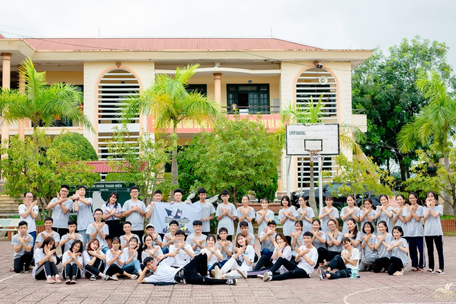 Dân mạng phát sốt trước màn flashmob chất ngất chào ma mới: Ngày xưa mới vào trường đi vệ sinh còn sợ nữa là cùng nhau nhảy! - Ảnh 10.