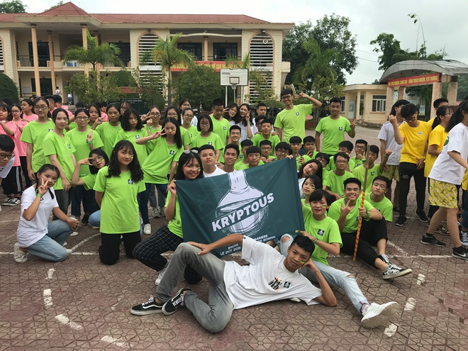 Dân mạng phát sốt trước màn flashmob chất ngất chào ma mới: Ngày xưa mới vào trường đi vệ sinh còn sợ nữa là cùng nhau nhảy! - Ảnh 11.