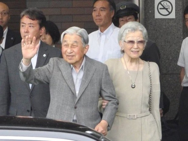 Ngôn tình ngoài đời thực: Vợ chồng cựu Nhật hoàng nắm tay nhau hưởng thú vui tuổi già, 60 năm tình yêu vẫn vẹn nguyên - Ảnh 2.
