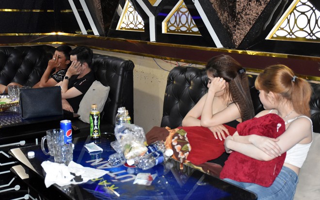 Nhiều “nam thanh nữ tú” bay lắc cùng ma túy trong phòng VIP karaoke - Ảnh 1.