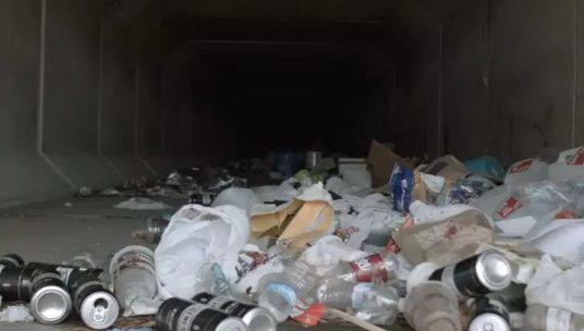 Góc khuất sau Las Vegas hào nhoáng: Cuộc sống chui rúc của cư dân chuột chũi trong đường hầm bẩn thỉu, nhặt thức ăn thừa từ thùng rác - Ảnh 17.