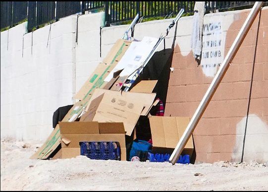 Góc khuất sau Las Vegas hào nhoáng: Cuộc sống chui rúc của cư dân chuột chũi trong đường hầm bẩn thỉu, nhặt thức ăn thừa từ thùng rác - Ảnh 18.