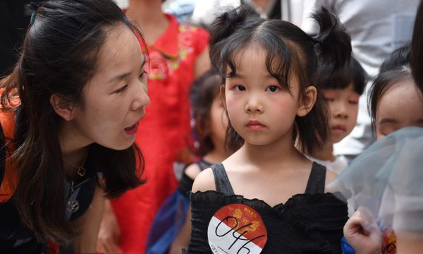 Nền công nghiệp người mẫu nhí tại Trung Quốc, nơi trẻ 4 tuổi phải làm việc 12 tiếng mỗi ngày - Ảnh 1.