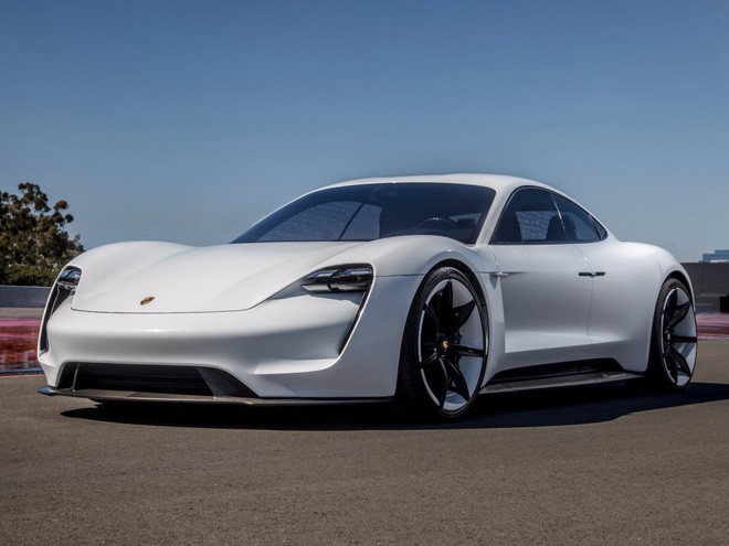 Siêu xe chạy điện Porsche Taycan lộ nội thất, cực kỳ đẳng cấp và khác biệt so với Tesla - Ảnh 1.