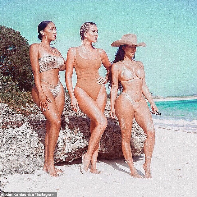 Kim Kardashian và hội chị em thiêu đốt ánh nhìn với bikini màu nude - Ảnh 1.