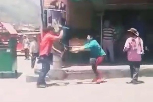 Video: Hai người đàn ông vác dao ẩu đả giữa phố khiến người qua đường sợ hãi tột độ, nguyên nhân khiến ai cũng lắc đầu ngao ngán - Ảnh 2.